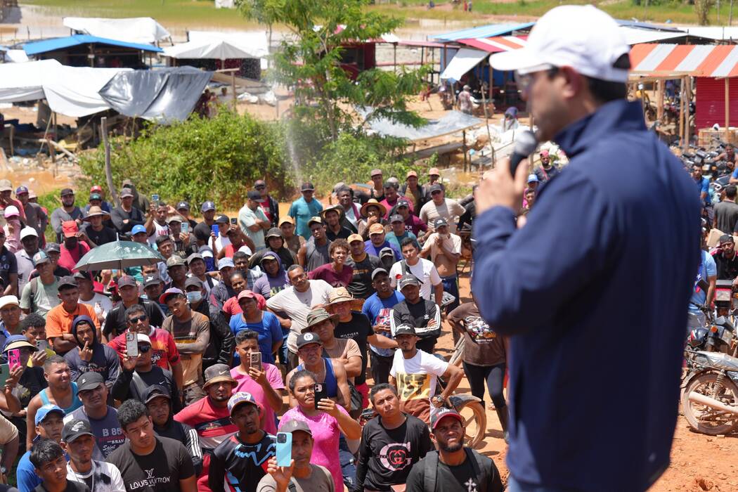 Ministro Héctor Silva lidera encuentro con el sector minero en Las Claritas