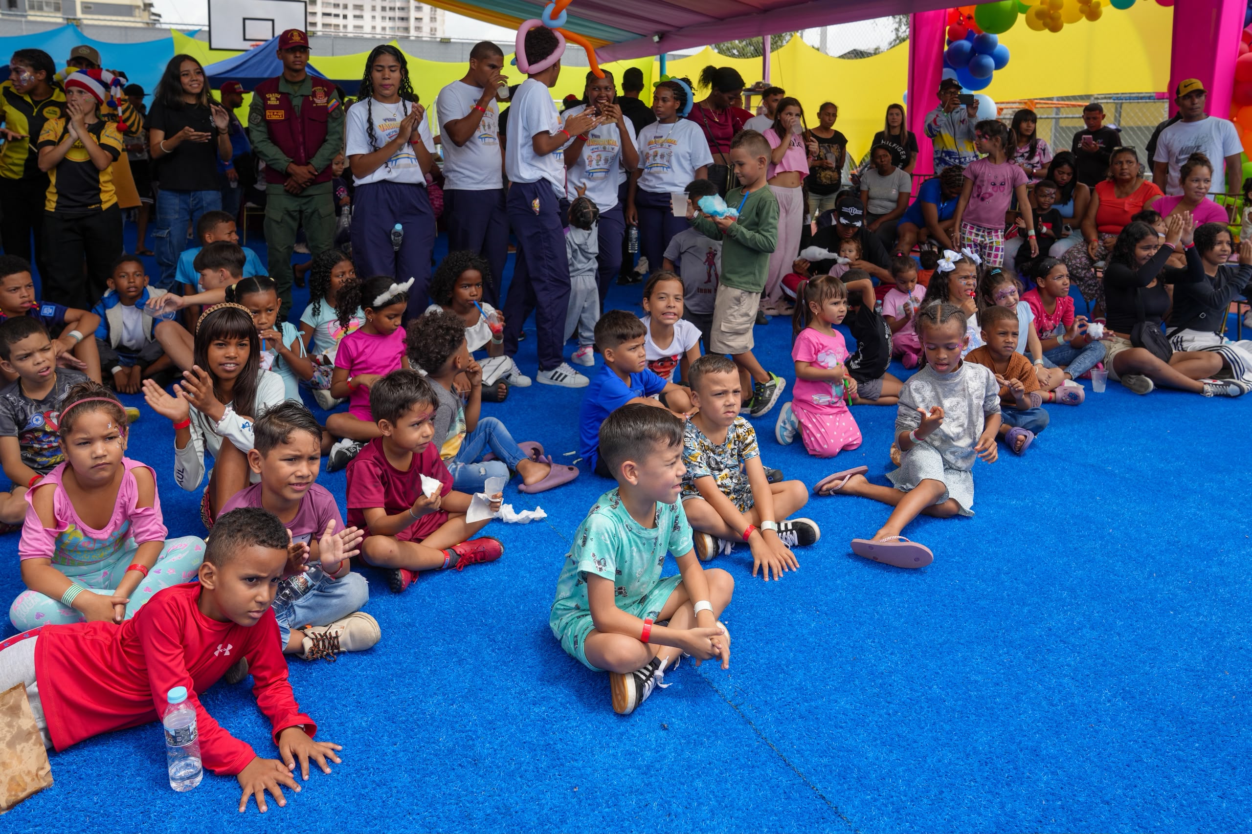 Los pequeños de campamentos transitorios en el municipio Sucre celebran el Día del Niño