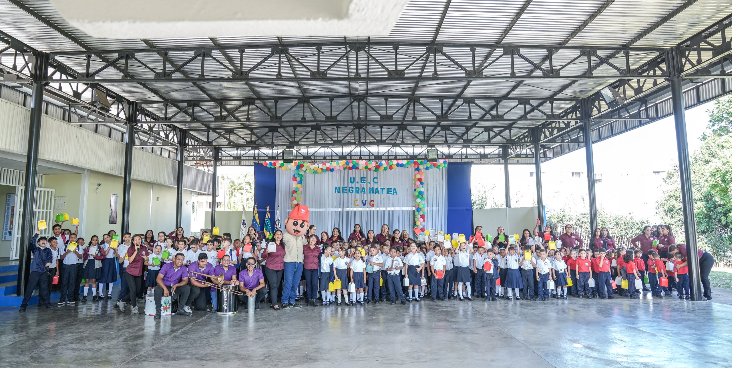 Los niños y niñas de la U.E.C. “Negra Matea” de la CVG dan inicio al año escolar 2026-2027